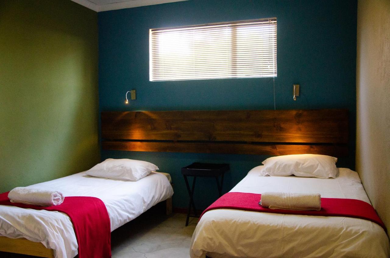 Desert Dew Guest House Hutchinson Екстериор снимка