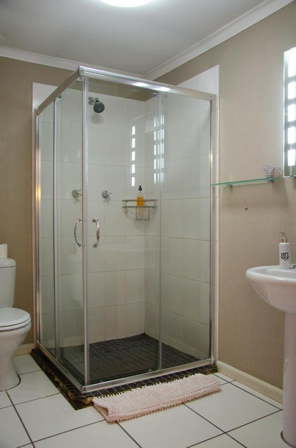 Desert Dew Guest House Hutchinson Екстериор снимка